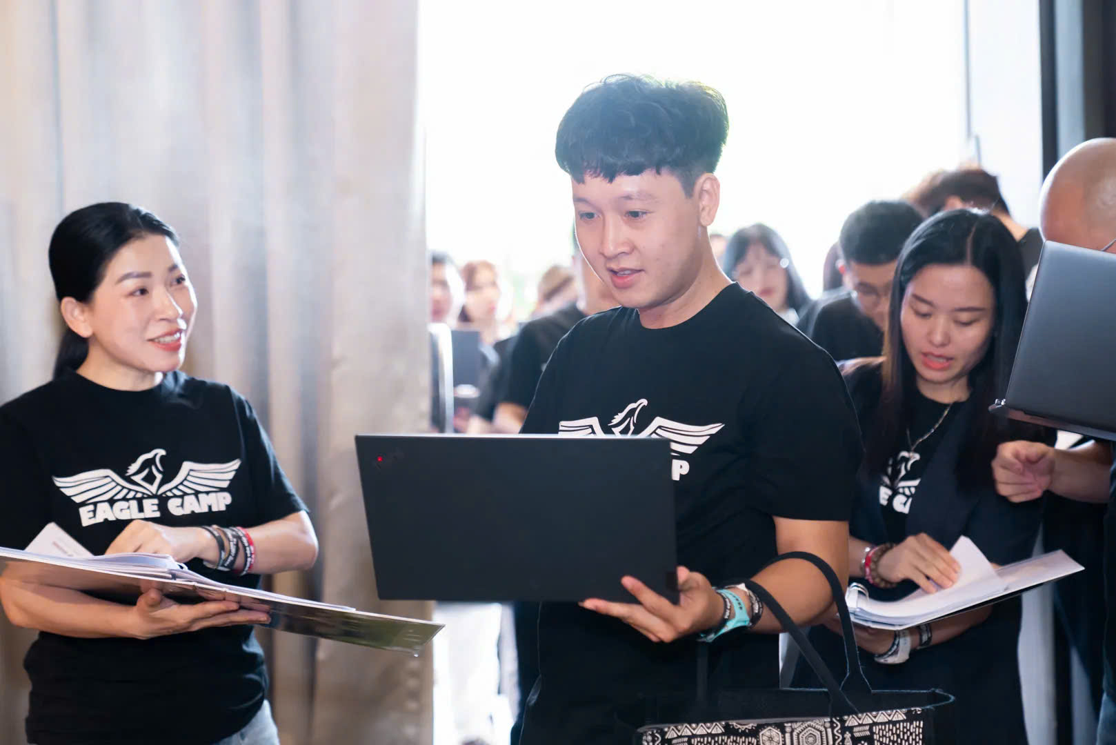 Đỗ Thanh Long làm việc với laptop cùng học viên tại Eagle Camp