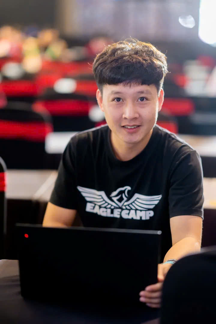 Đỗ Thanh Long ngồi làm việc với laptop tại Eagle Camp